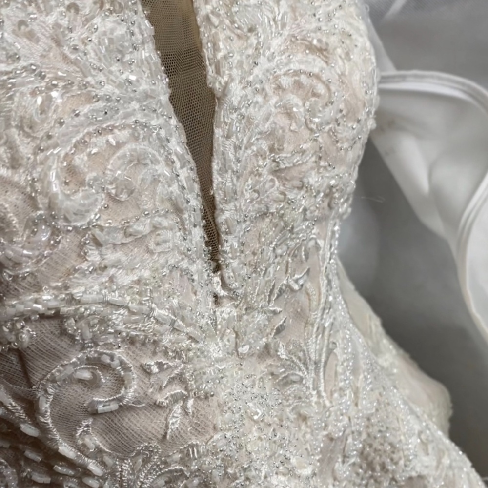 ABSOLUTELY GORGEOUS MARTINA LIANA WEDDING GOWN